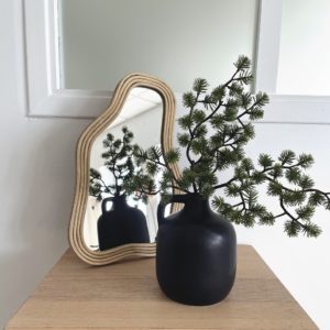 vase et miroir posés sur table de nuit